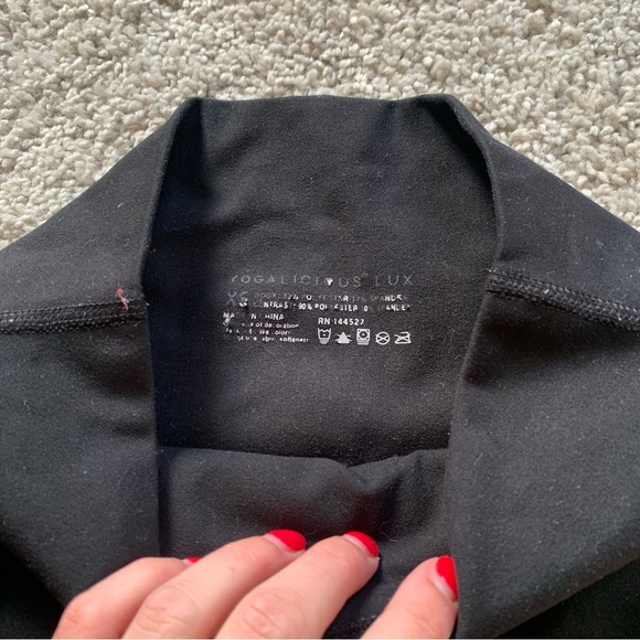 Yogalicious Lux Black Crossover Flare Legging Yoga Pants Size Extra Small - Picture 3 of 3